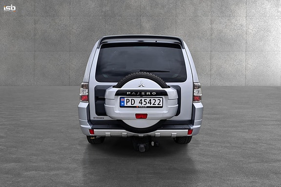 Mitsubishi Pajero 4 of 27