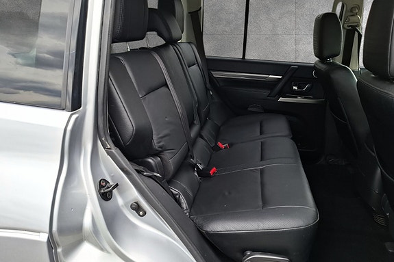 Mitsubishi Pajero 17 of 27