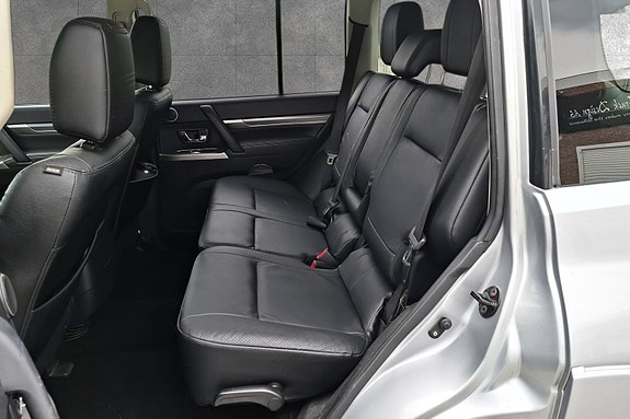 Mitsubishi Pajero 14 of 27