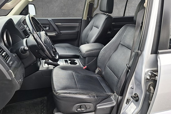 Mitsubishi Pajero 13 of 27