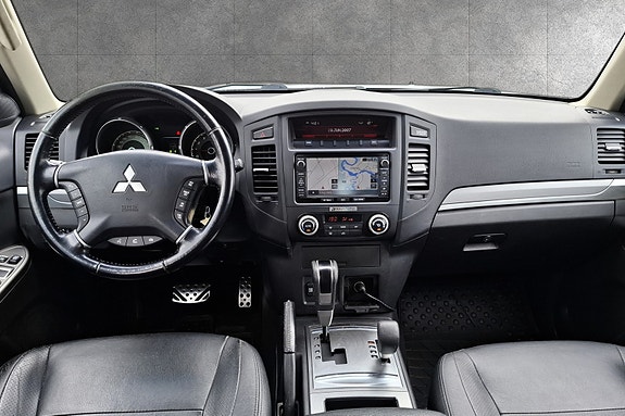 Mitsubishi Pajero 11 of 27