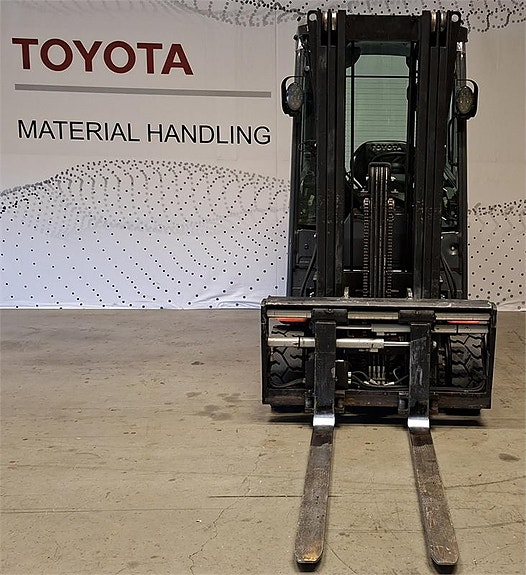 Toyota 8FBM20T 3 of 4