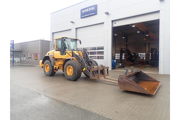 Volvo L90H 2 of 5