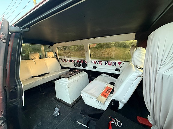 Volkswagen Caravelle 8 of 15