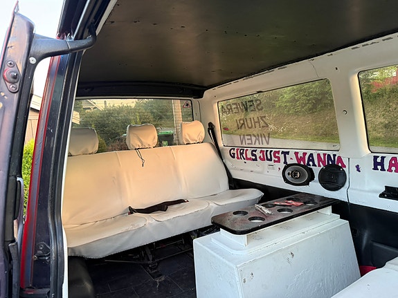 Volkswagen Caravelle 6 of 15