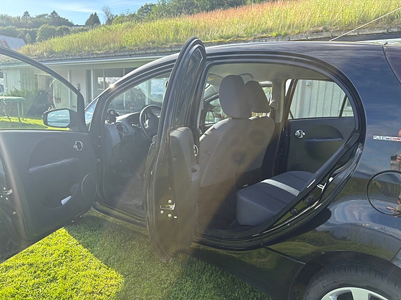 Peugeot iOn 8 of 14
