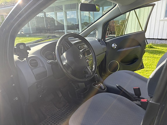 Peugeot iOn 9 of 14
