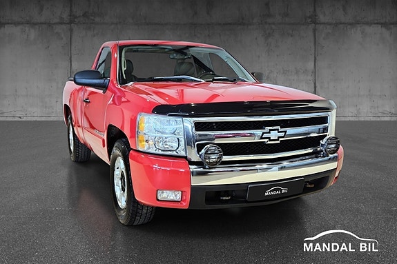 Chevrolet Silverado 4 of 5