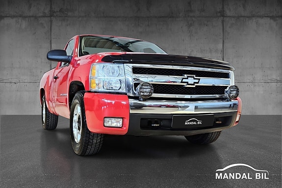 Chevrolet Silverado 3 of 5