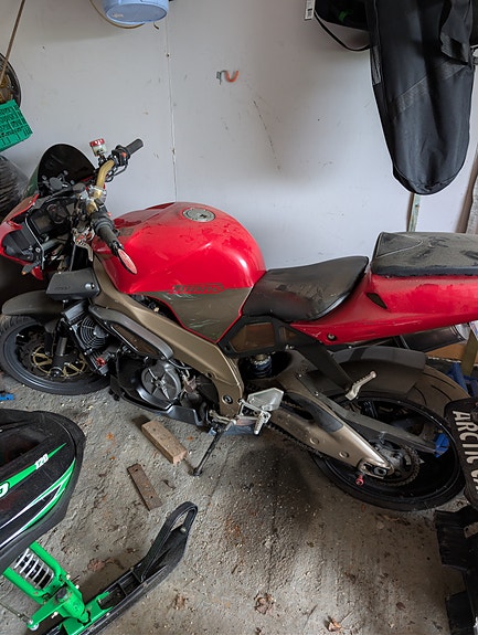 Aprilia RSV 1000 Mille 2 of 5