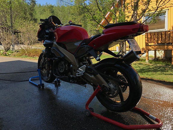Aprilia RSV 1000 Mille 4 of 5