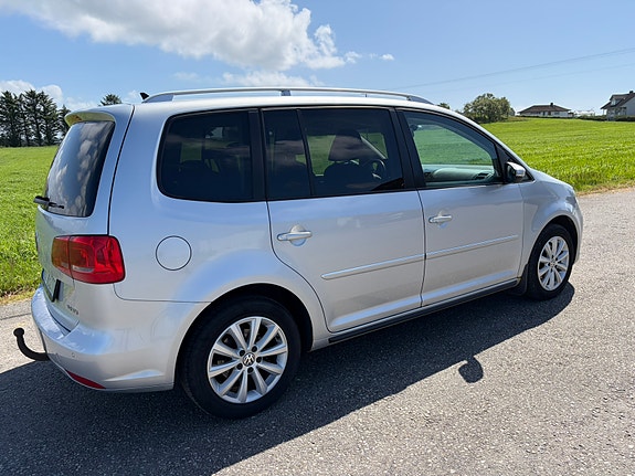 Volkswagen Touran 3 of 5