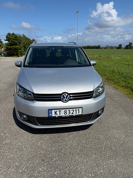 Volkswagen Touran 2 of 5