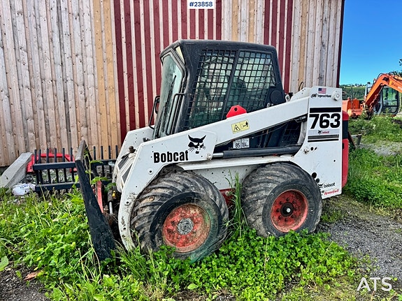 Bobcat 763 Kompaktlaster m/ Skuffe, Klype og Pallegafler. 2 of 5