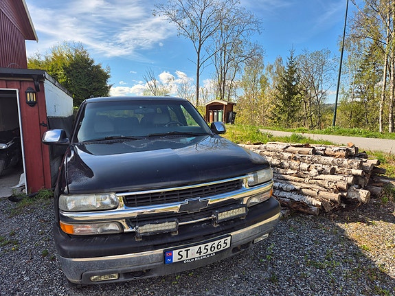 Chevrolet Tahoe 2 of 5