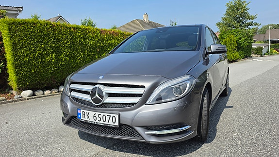 Mercedes-Benz B180 4 of 5