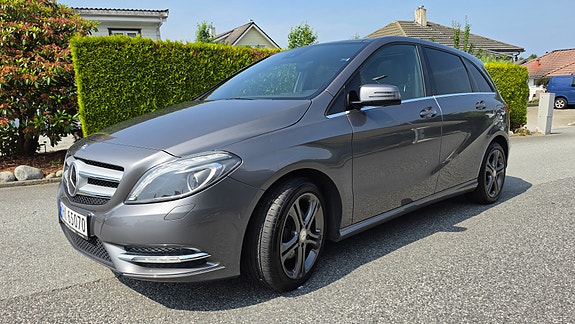 Mercedes-Benz B180 3 of 5