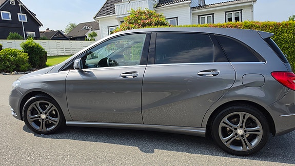 Mercedes-Benz B180 2 of 5