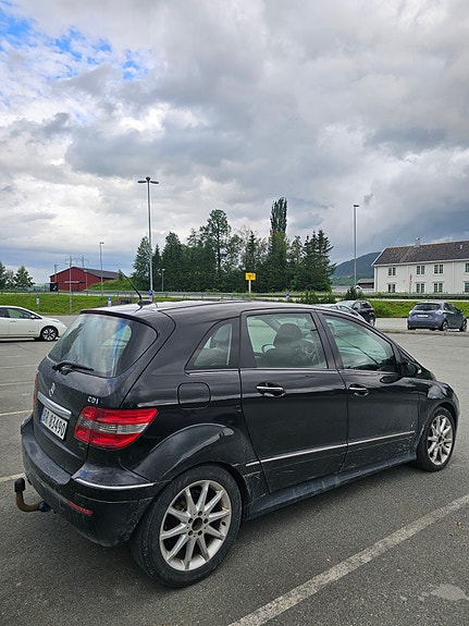 Mercedes-Benz B180 4 of 5