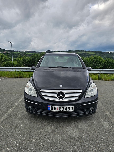 Mercedes-Benz B180 3 of 5