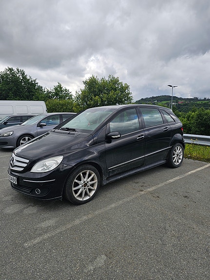Mercedes-Benz B180 2 of 5
