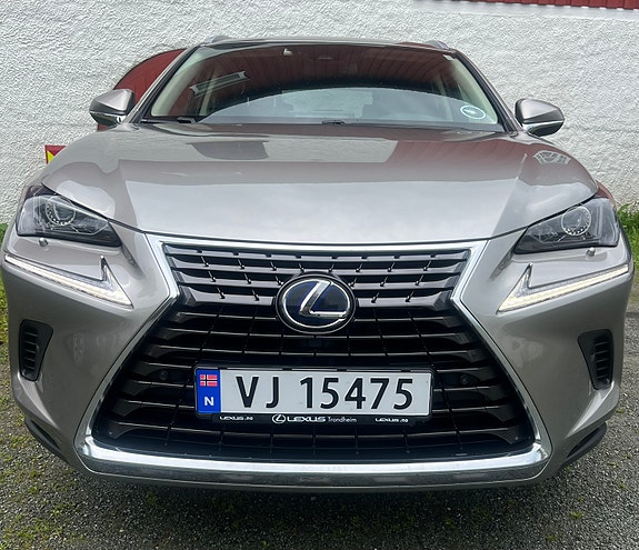 Lexus NX300h 3 of 5
