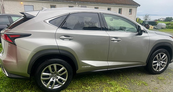 Lexus NX300h 2 of 5