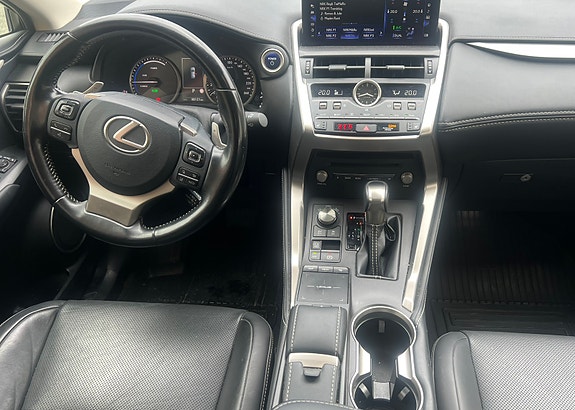 Lexus NX300h 4 of 5
