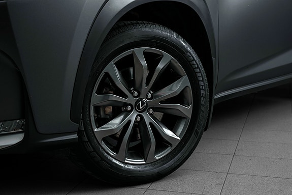 Lexus NX300h 2 of 5