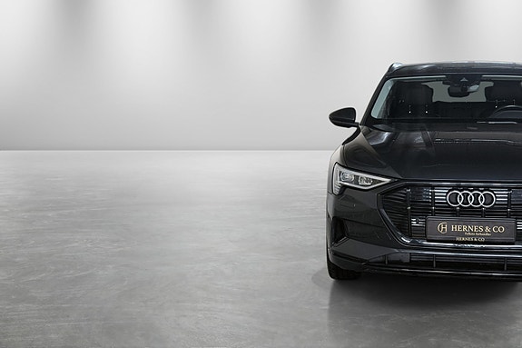Audi e-tron 4 of 5