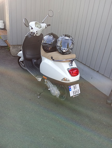 Vespa LX 50 9 of 10