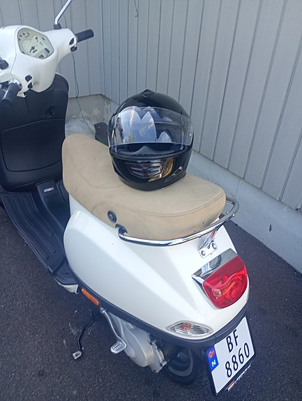 Vespa LX 50 3 of 5