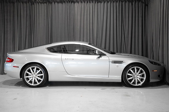 Aston Martin DB9 4 of 5