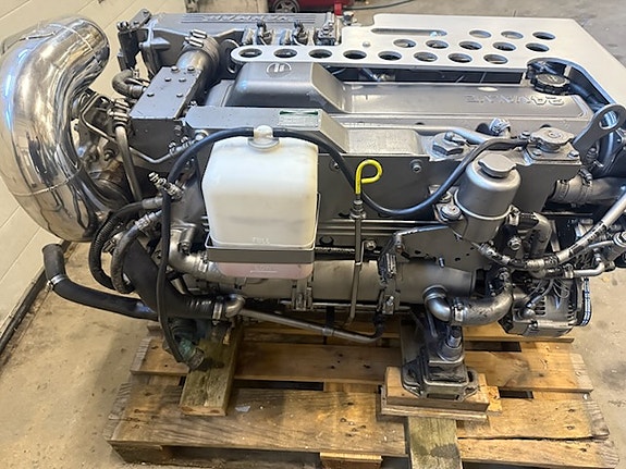 Yanmar 6LPA DMAX 370hp 2 of 5