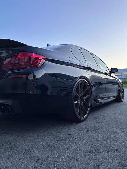 BMW M5 2 of 5