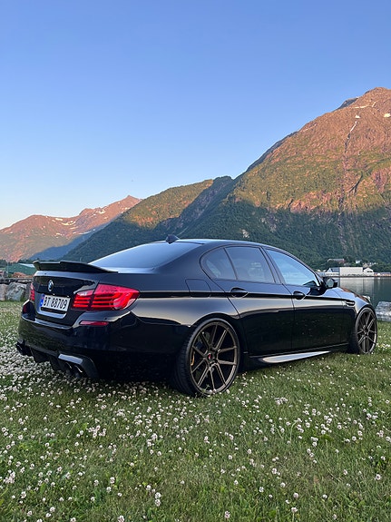 BMW M5 3 of 5
