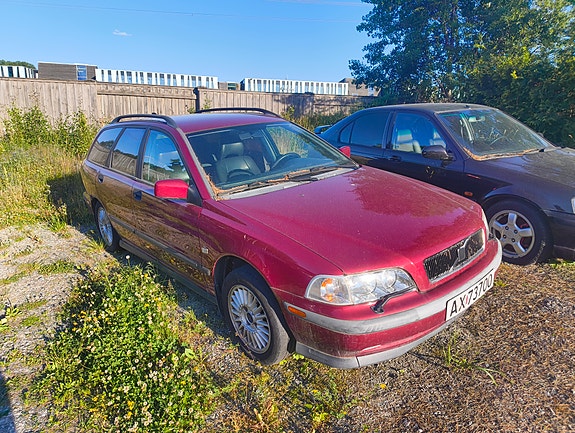 Volvo V40 2 of 5