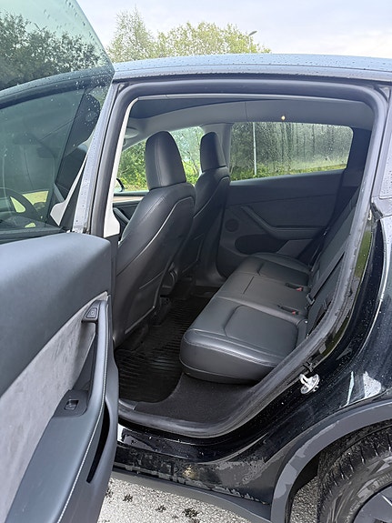 Tesla Model Y 7 of 10