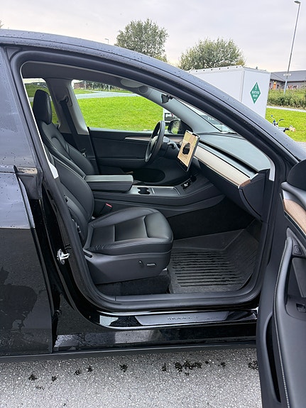 Tesla Model Y 5 of 10