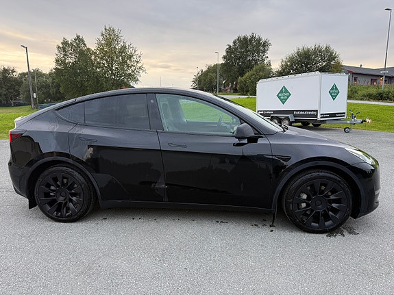 Tesla Model Y 3 of 10