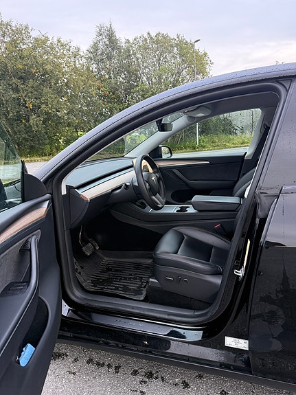 Tesla Model Y 9 of 10