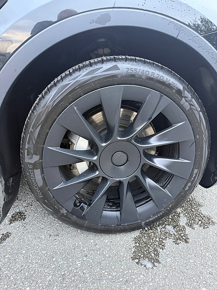 Tesla Model Y 6 of 10