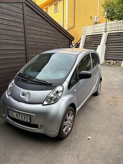Peugeot iOn 2 of 5