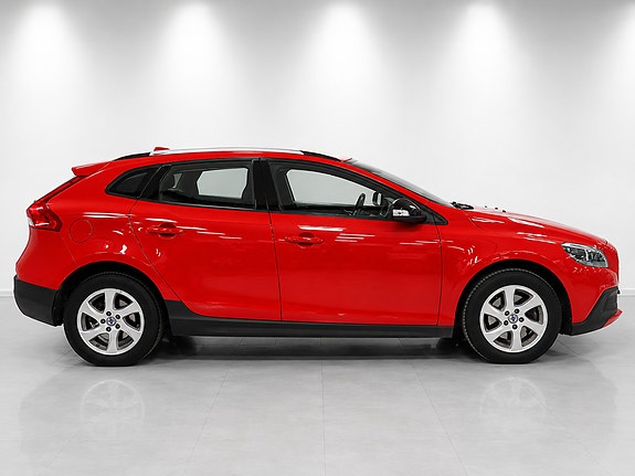 Volvo V40 Cross Country 2 of 5