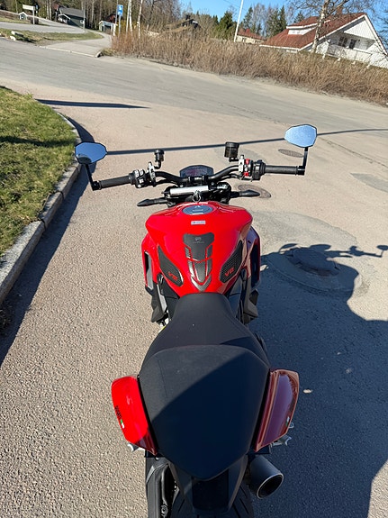Ducati Streetfighter V2 4 of 5