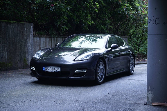 Porsche Panamera Turbo 4 of 5