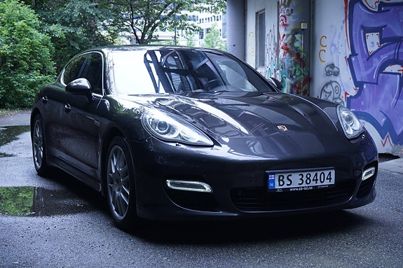 Porsche Panamera Turbo 3 of 5