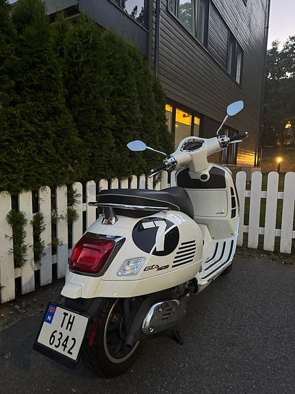 Vespa GTS 300 2 of 5