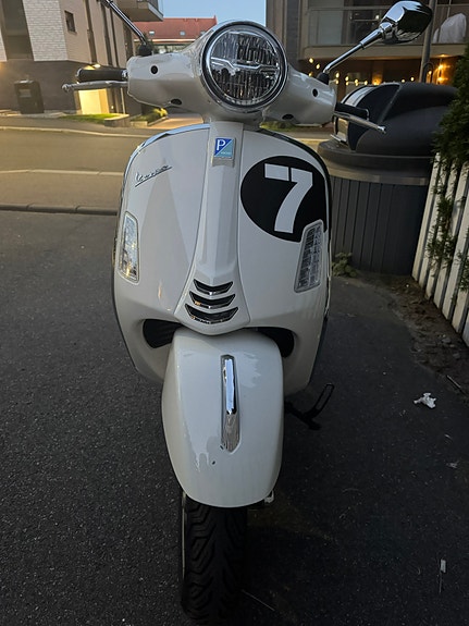 Vespa GTS 300 3 of 5