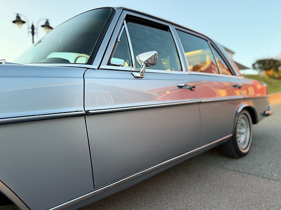 Mercedes-Benz 280 22 of 30